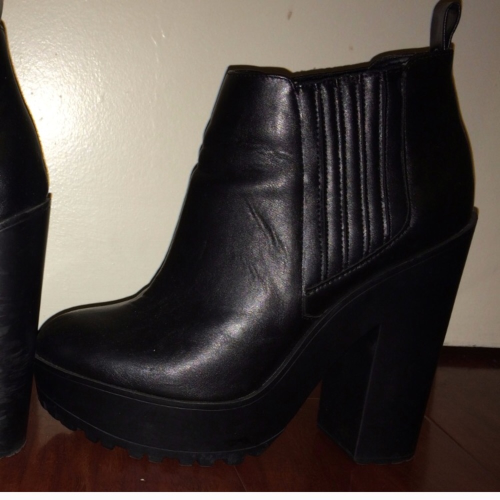 Kendall & Kylie Madden Chic Black platform bootie